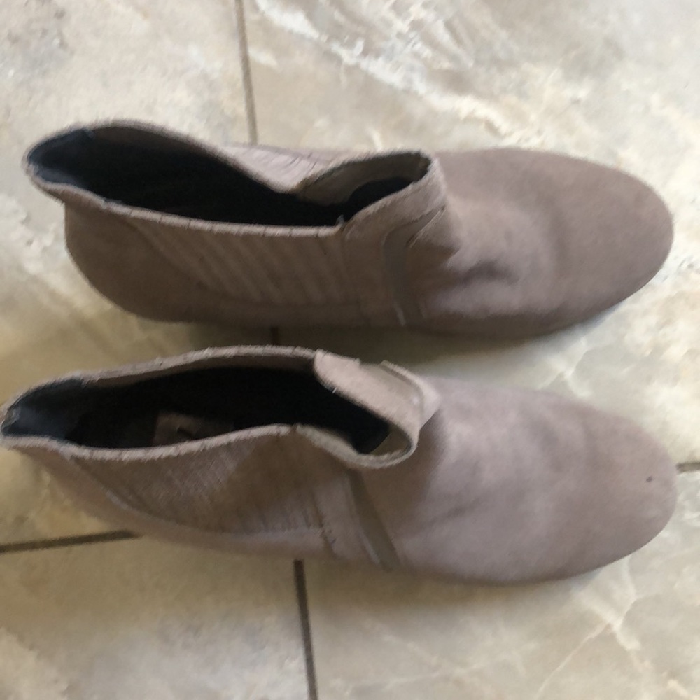 Dolce Vita suede Chelsea wedge booties, fall and spring booties neutral - Picture 7 of 12